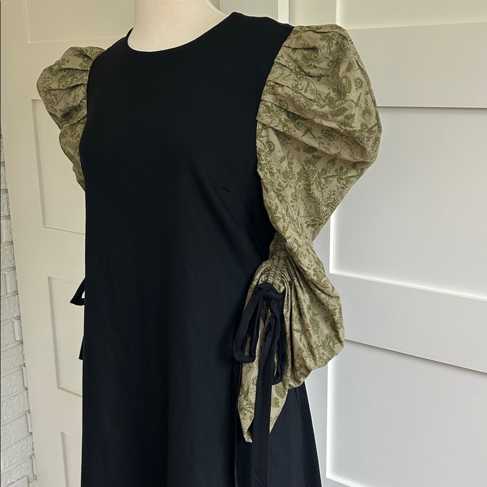 Tuckernuck- Hyacinth House black Juliet maxi dress with gathered green sleeves - Picture 7 of 11